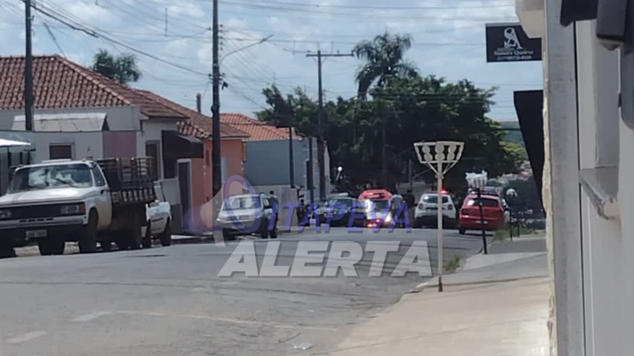 Homem é encontrado morto dentro de veículo no centro de Itapeva/SP