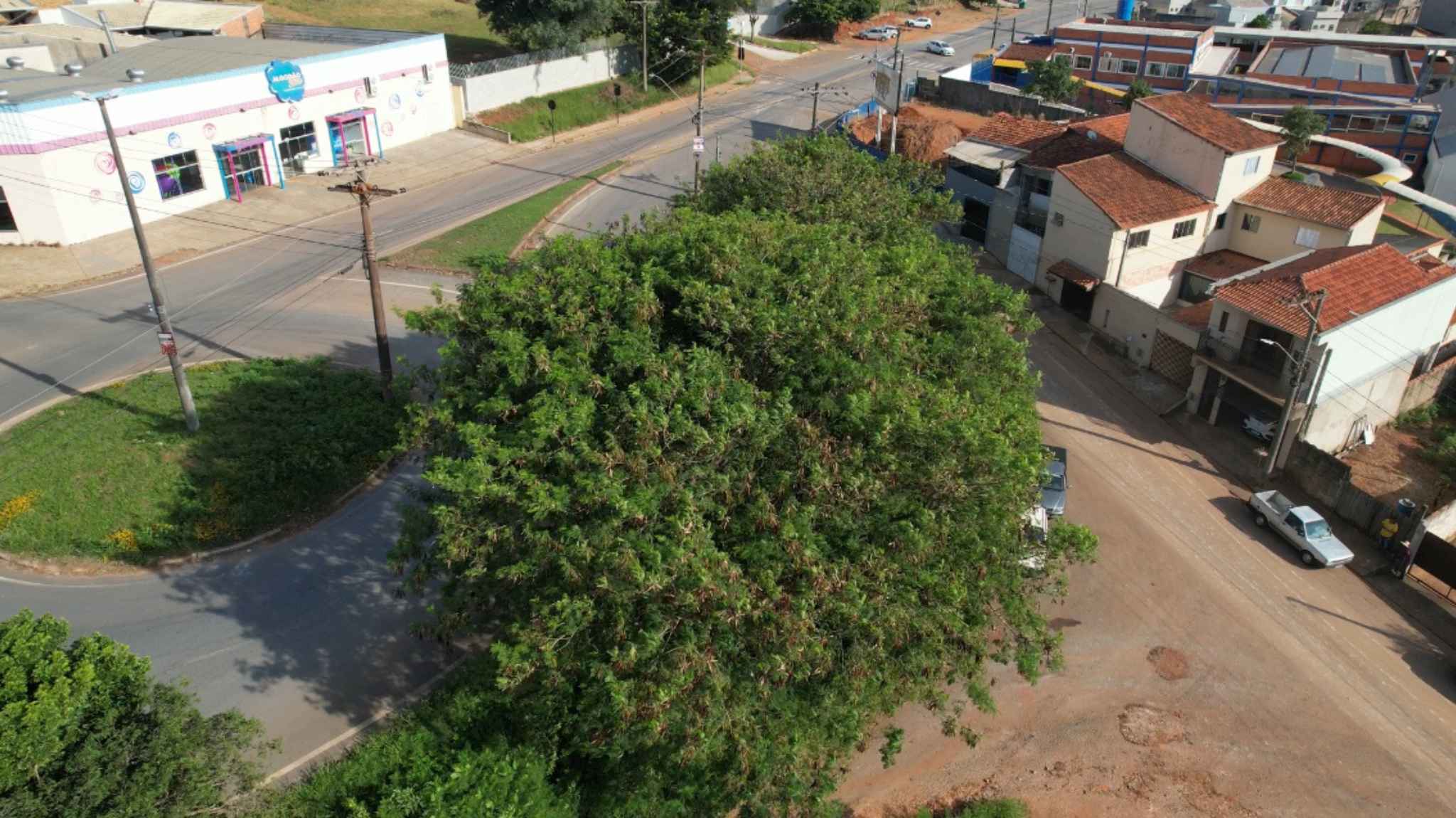 Moradores efetuam limpeza de área pública após anos de descaso no Parque Paineiras, Itapeva/SP