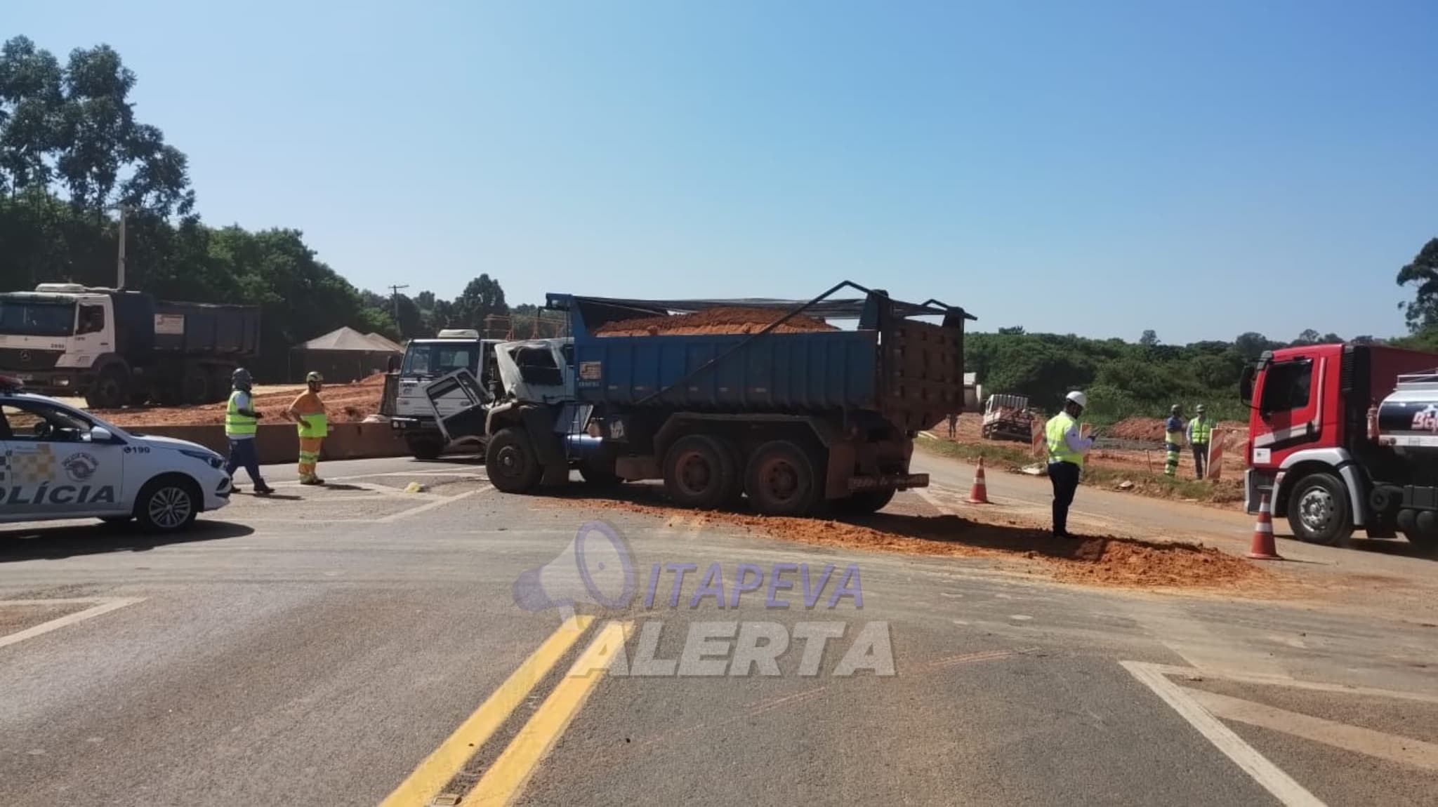 Colisão entre caminhões em área de obras de duplicação na SP 258 Itapeva/SP