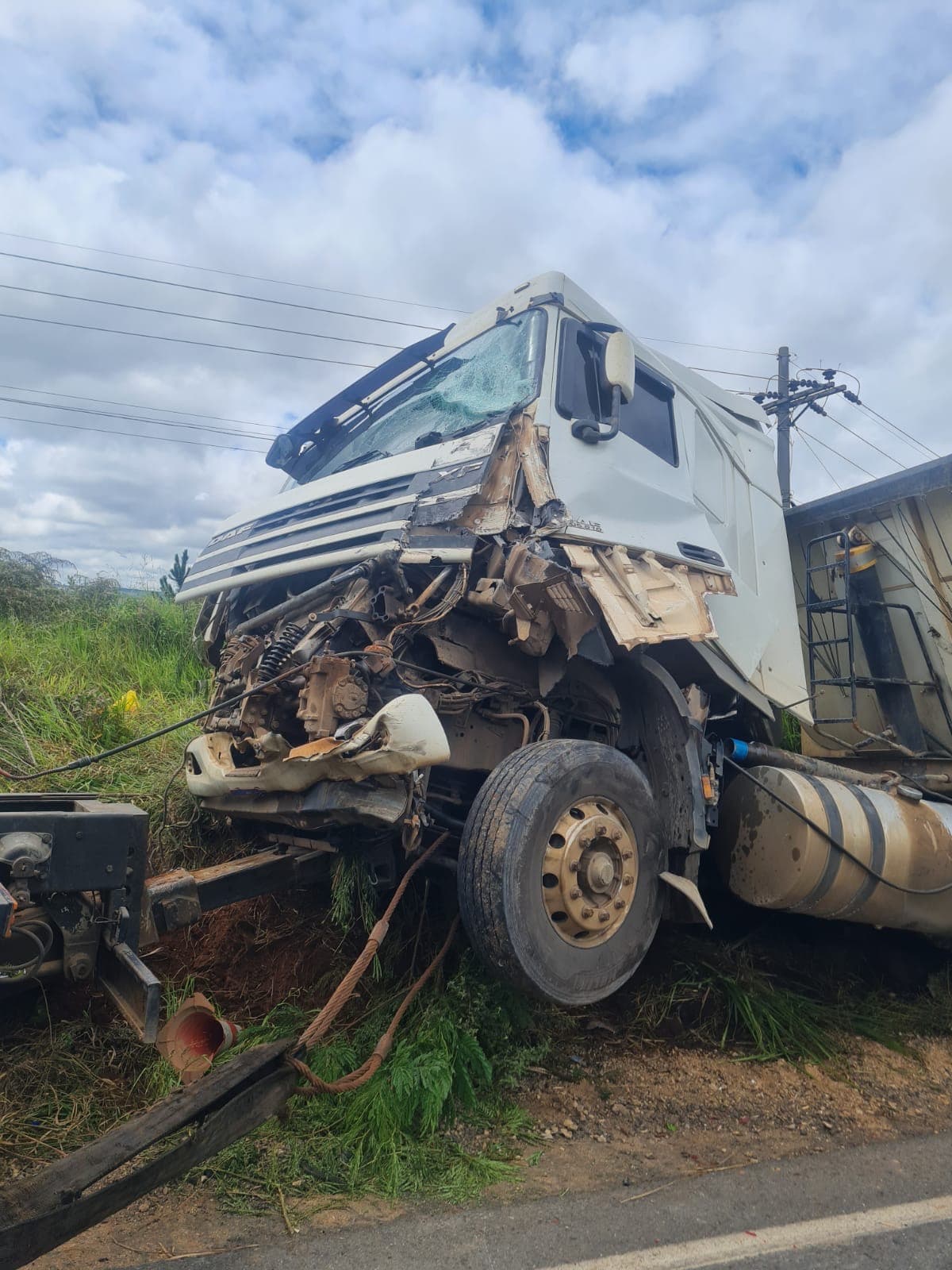 Dois caminhões batem de frente na Rodovia entre Itapeva e Nova Campina/SP
