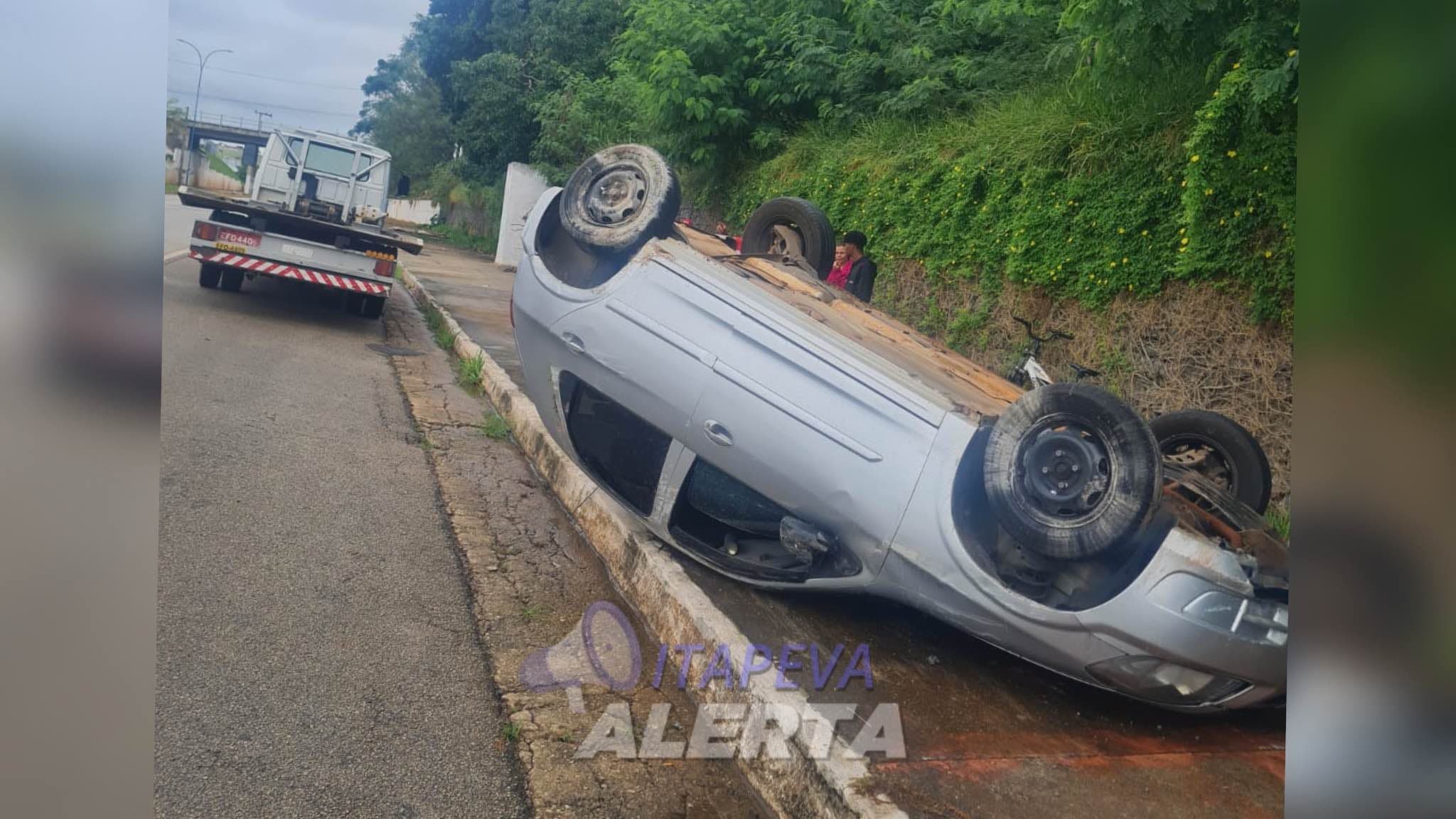 Veículo capota na Avenida José Ermírio de Morais em Itapeva/SP