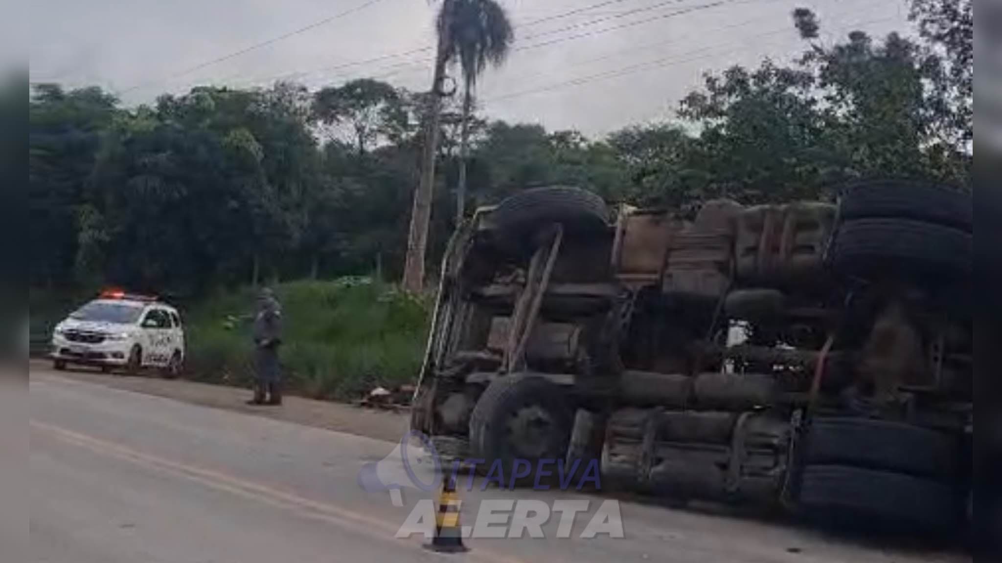 Carreta tomba na curva conhecida como “Gabiroba”, na Rodovia Luiz José Sguario entre Itapeva e Nova Campina