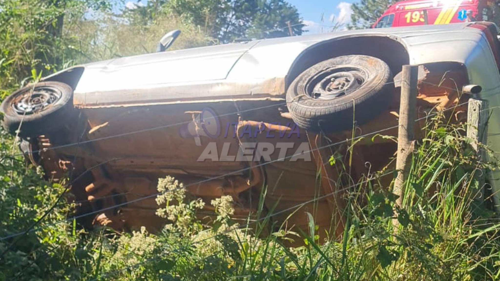 Veículo capota em curva perigosa na Rodovia Faustino Daniel da Silva