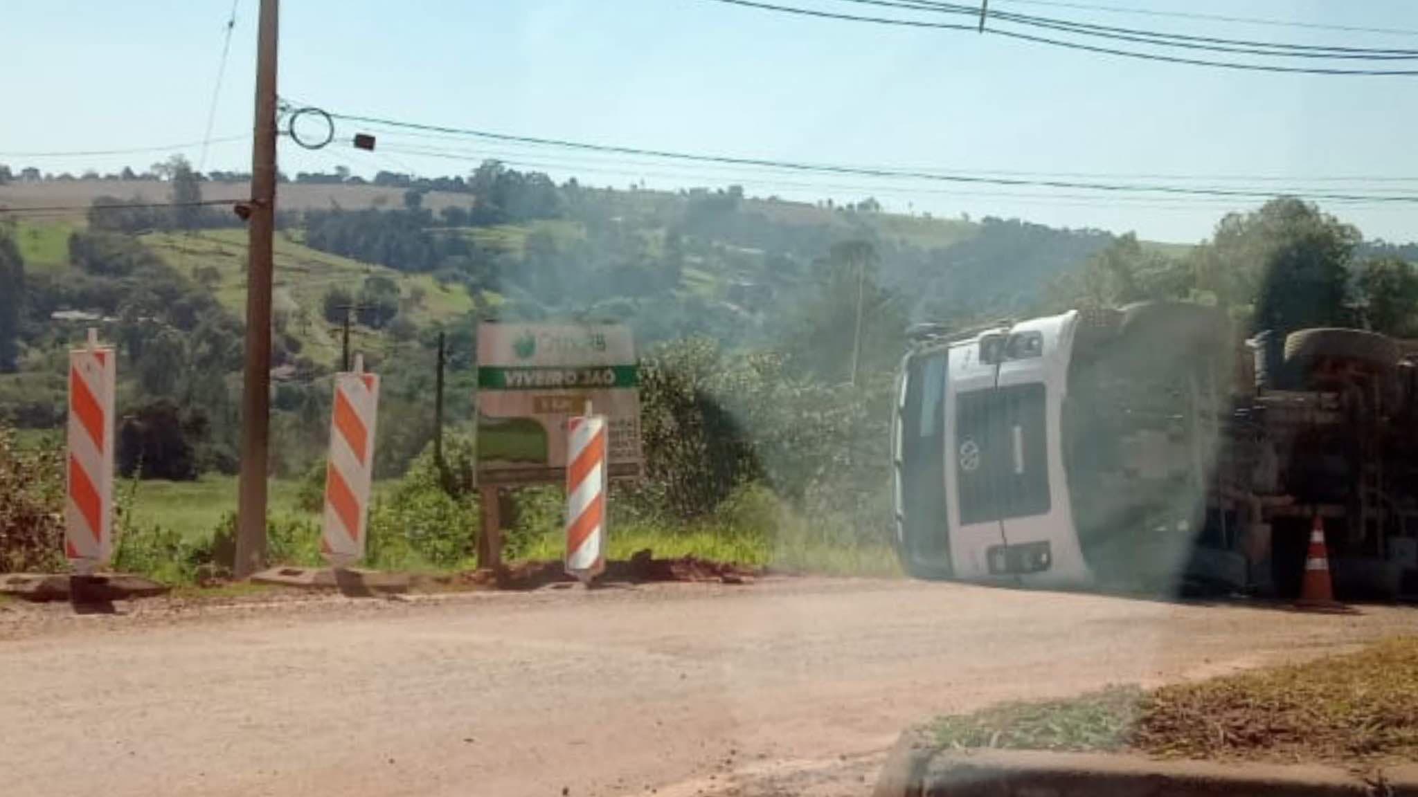 Caminhão carregado de madeira tombou ao fazer rotatória na Rodovia Francisco Alves Negrão em Itapeva/SP