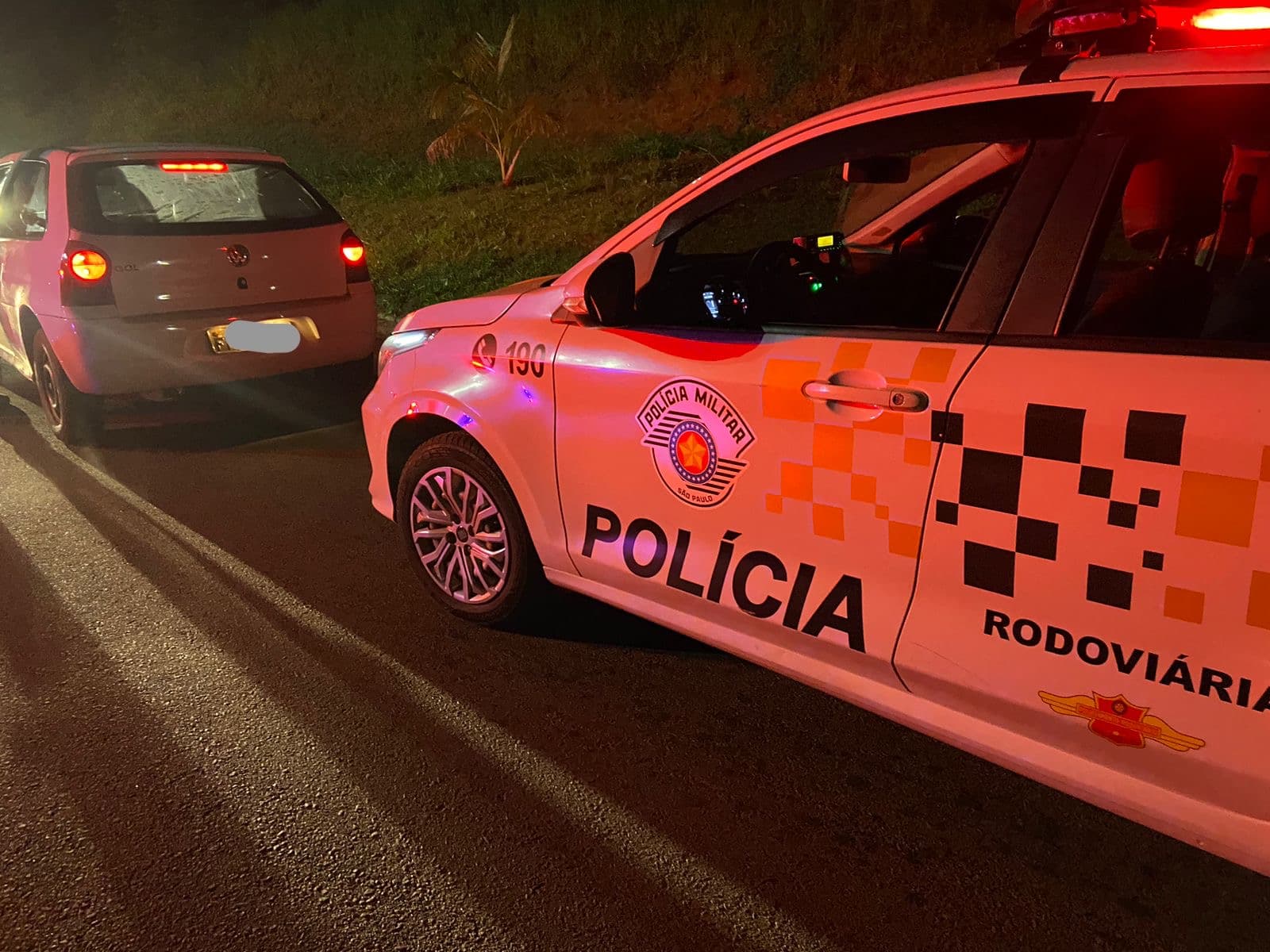 Caçada na madrugada: Criminoso fugitivo condenado por envolvimento em homicídio de policial e outros crimes é preso