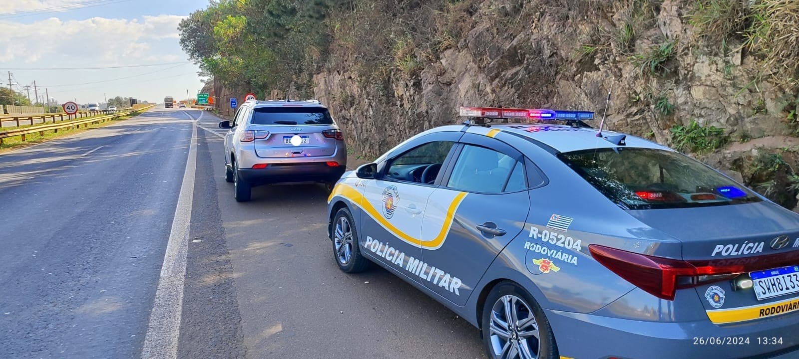 Policiamento Rodoviário Prende Indivíduo com Veículo Roubado e Droga no Porta-Malas