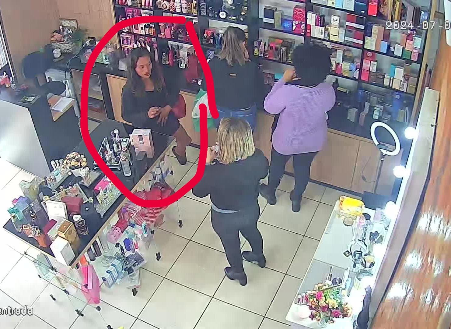 Mulher furta perfumes em loja no centro de Itapeva/SP