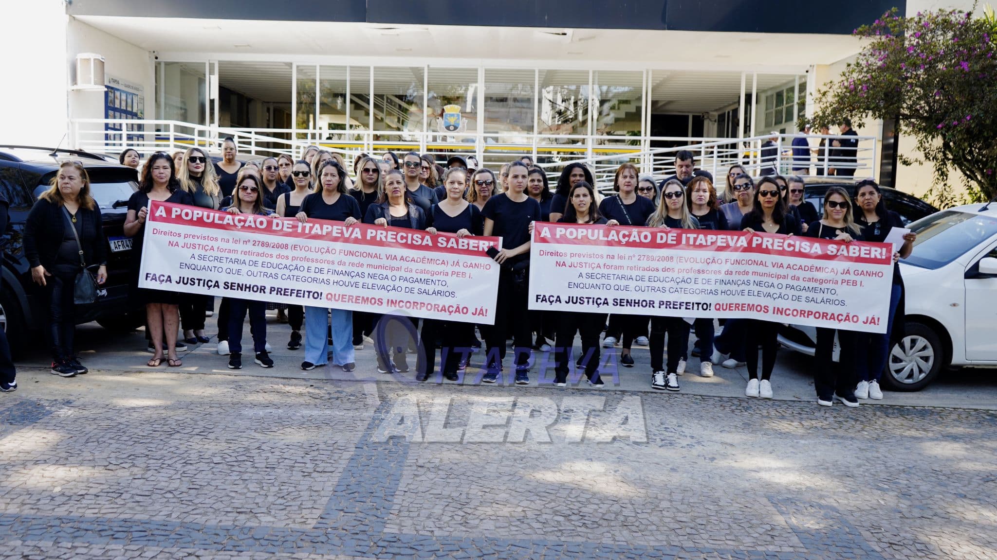 Professores de Itapeva protestam em frente à Prefeitura