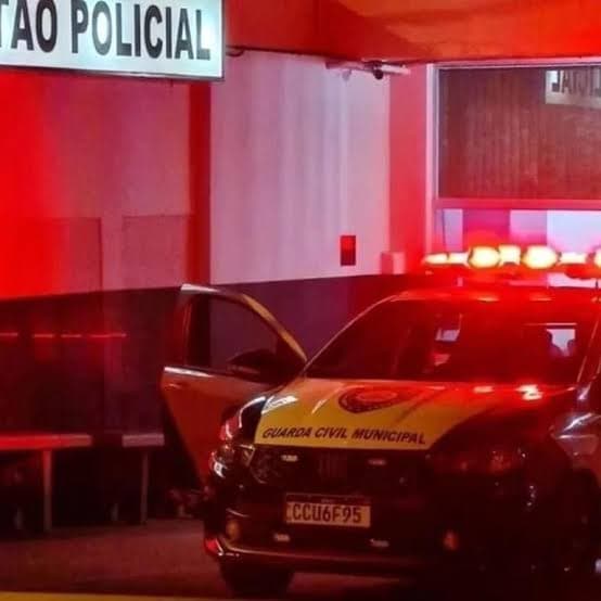 Homem Embriagado Colide com Veículo e Acaba Preso pela GCM em Itapeva-SP