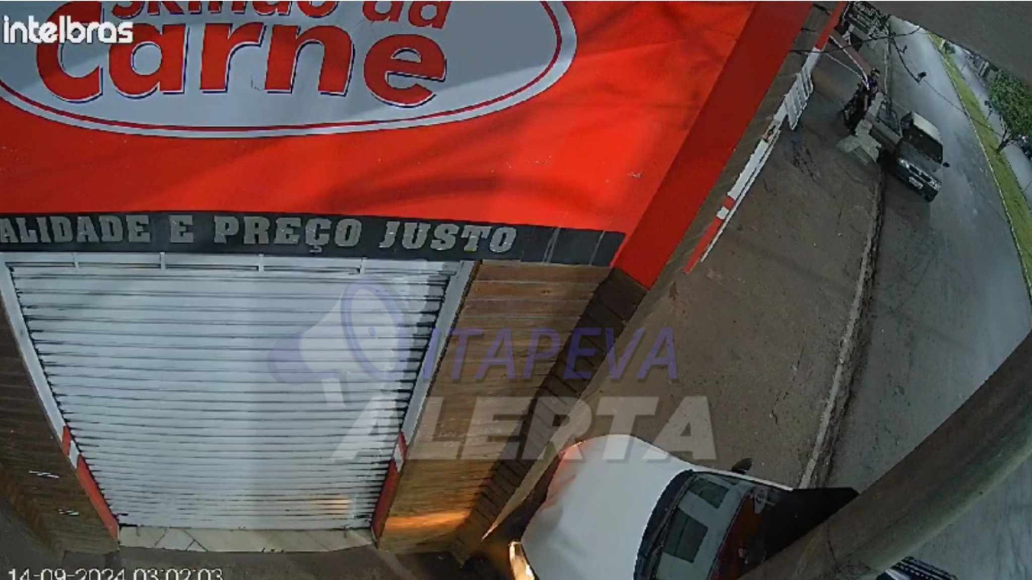 Veículo desgovernado atinge açougue no centro de Itapeva durante a madrugada