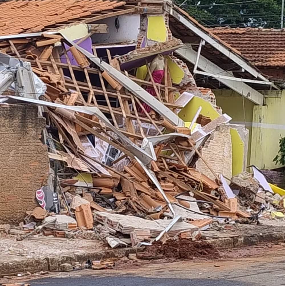 Caminhão desgovernado atinge moto, carro e três casas em Buri.