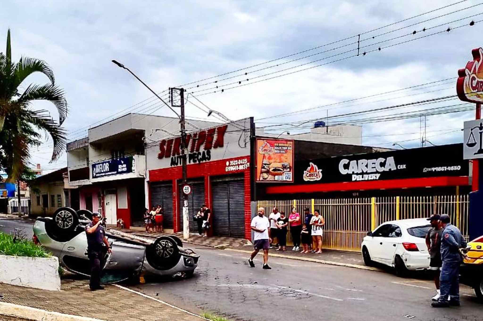 Idoso de 77 anos capota veículo no centro de Itapeva; Condutor faz uso de medicamentos controlados