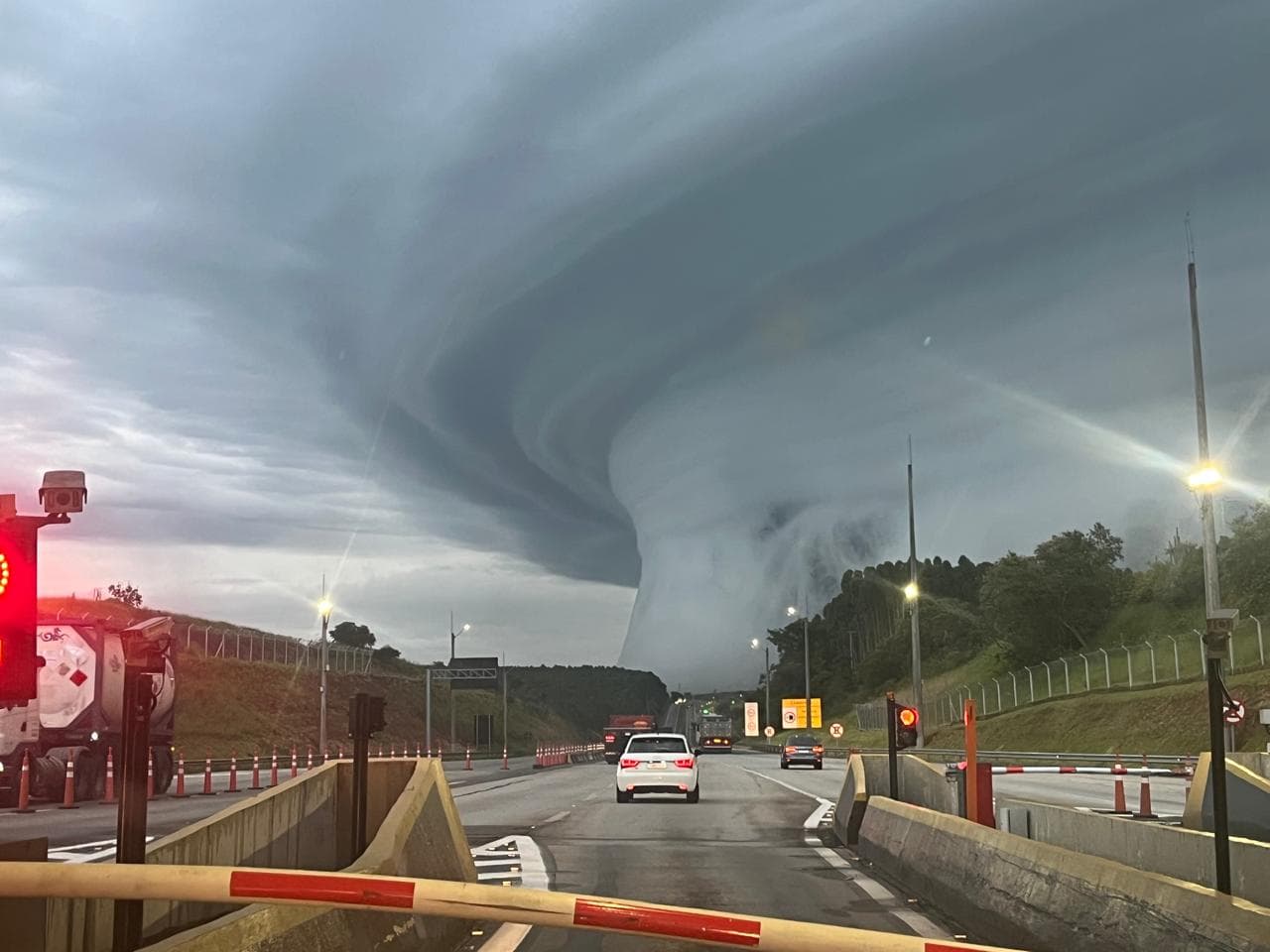 Fenômeno raro em formato de funil chama atenção no interior de SP