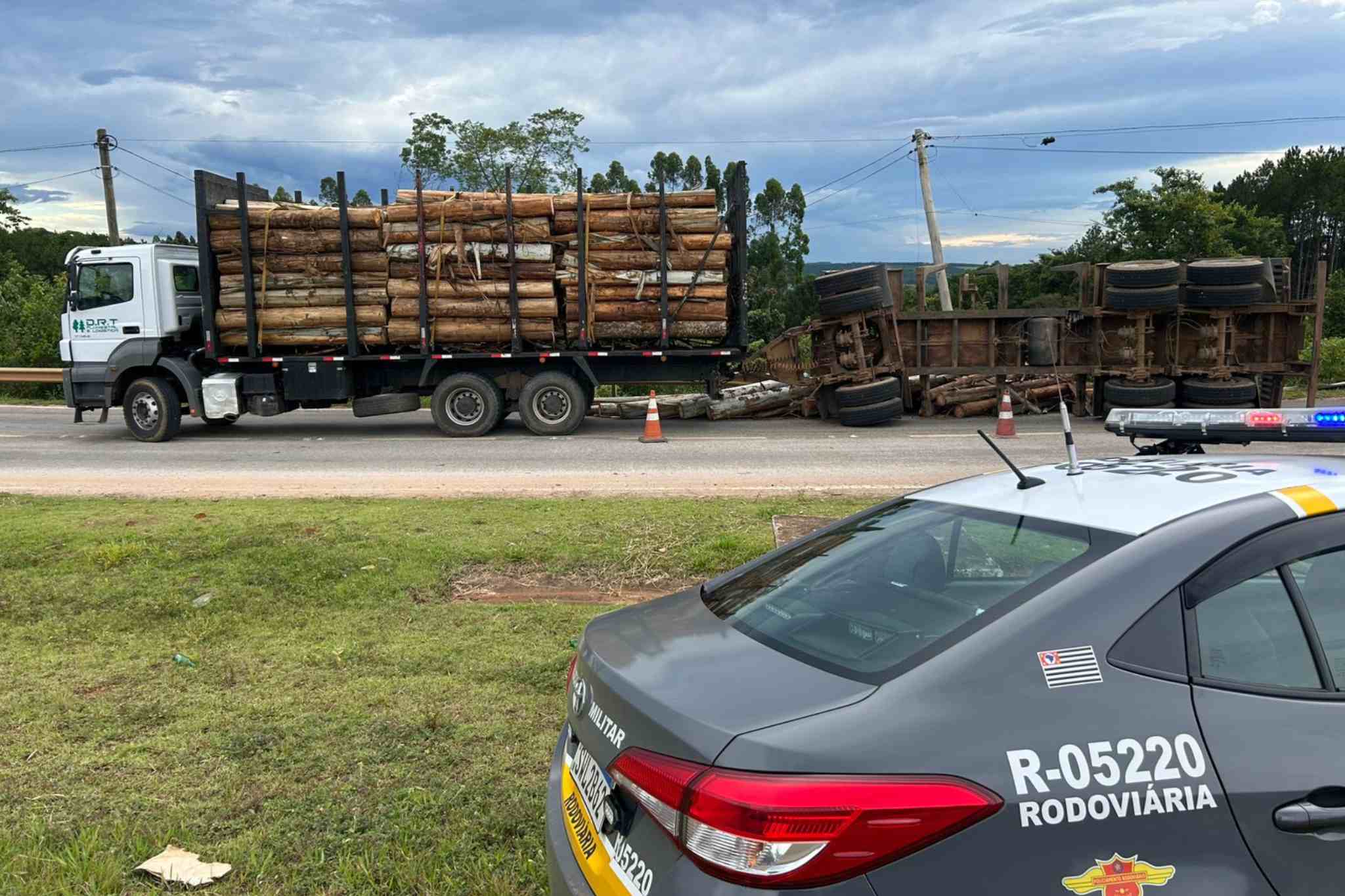 Caminhão tomba em rodovia SP-249, mas trânsito segue normalmente