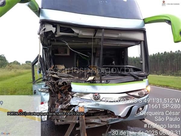 Motorista dorme ao volante e causa acidente na Castello Branco: 30 passageiros a bordo!