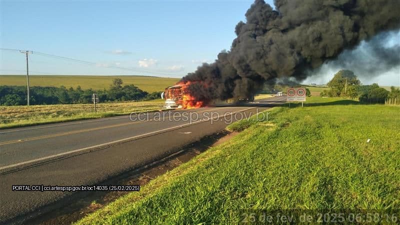 Ônibus pega fogo na SP-258, em Itararé; passageiros saem ilesos