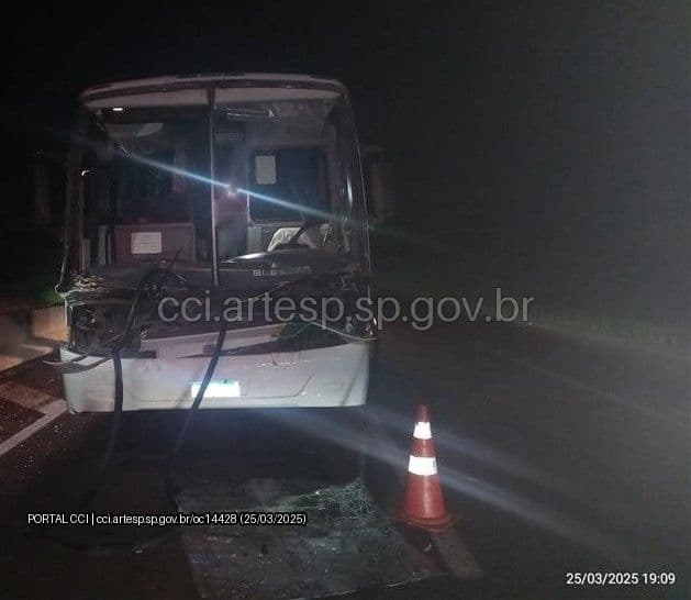 Acidente entre ônibus e carreta deixa 36 feridos na SP-258, em Itapeva
