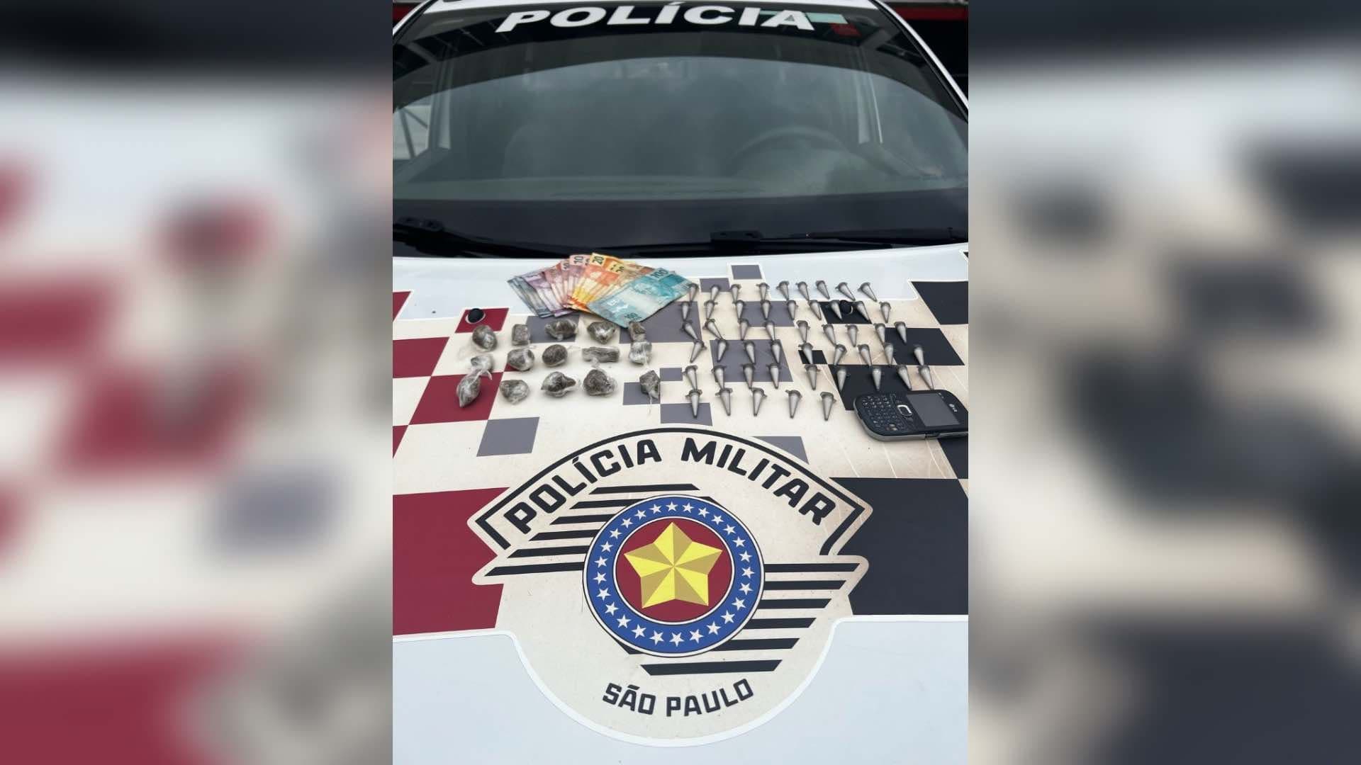 Homem é detido com drogas, dinheiro e celular após tentar fugir da PM em Itapeva