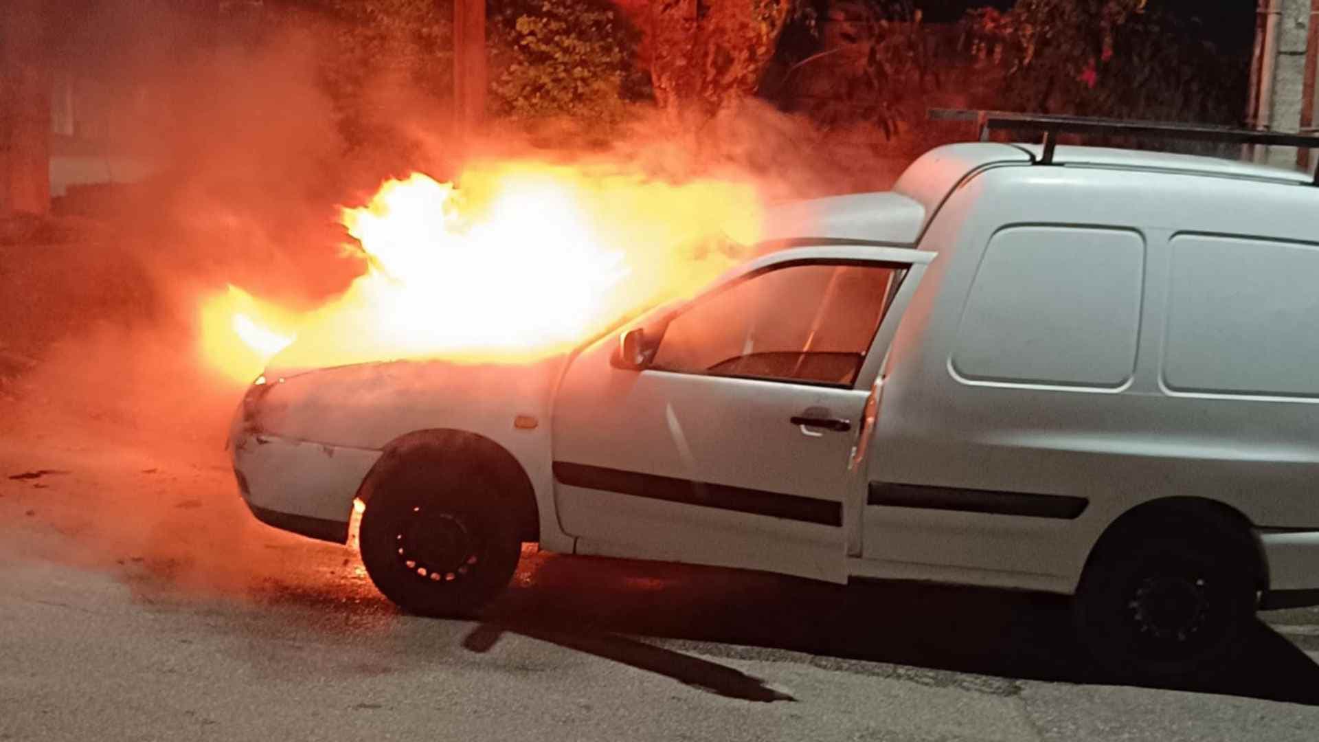 Carro pega fogo de repente em rua de Itapeva/SP