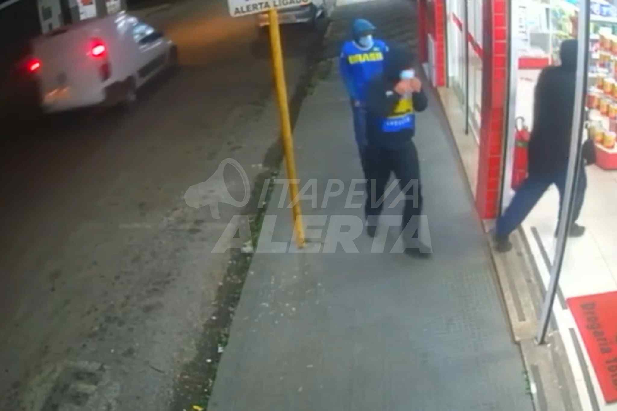 Três criminosos armados com canivete tocam o terror em farmácia na Vila Aparecida em Itapeva/SP