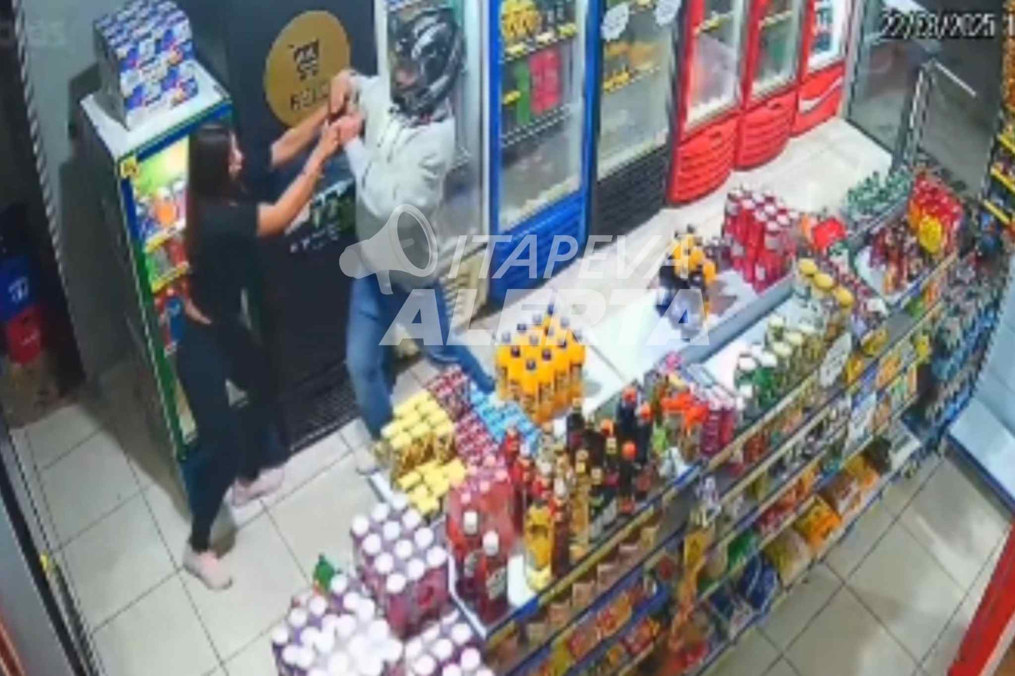 Câmeras registram assalto em adega; atendente reage e desarma criminoso em Itapeva