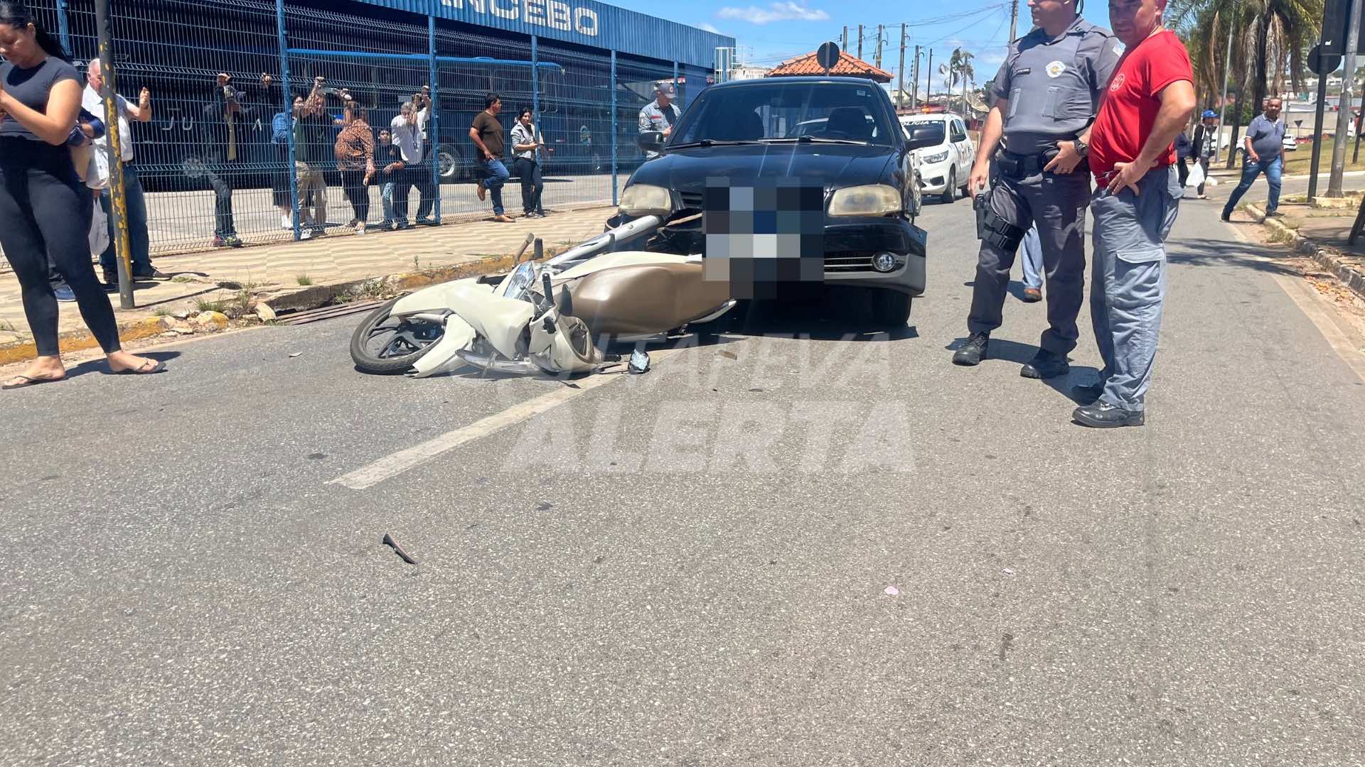 Acidente com quatro veículos deixa motociclista ferida na avenida Mário Covas