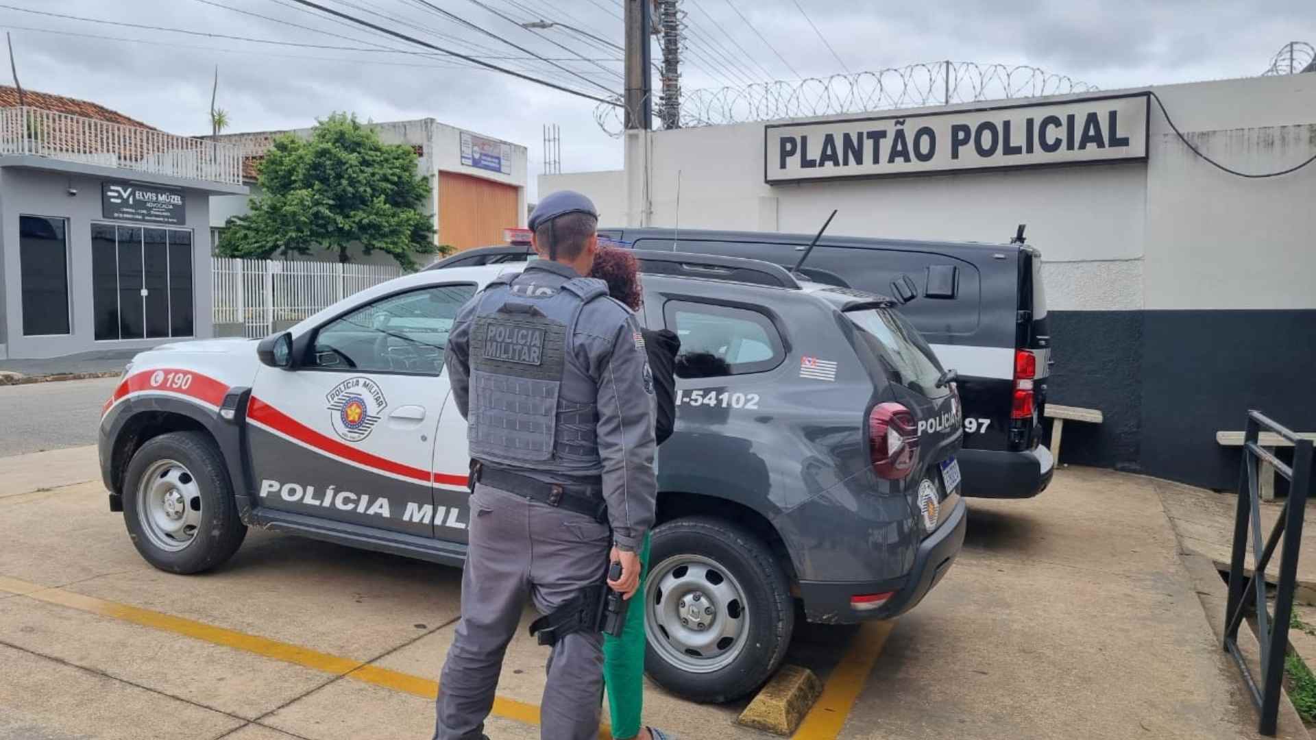 Mulher procurada por furtos é capturada pela Polícia Militar em Ribeirão Branco