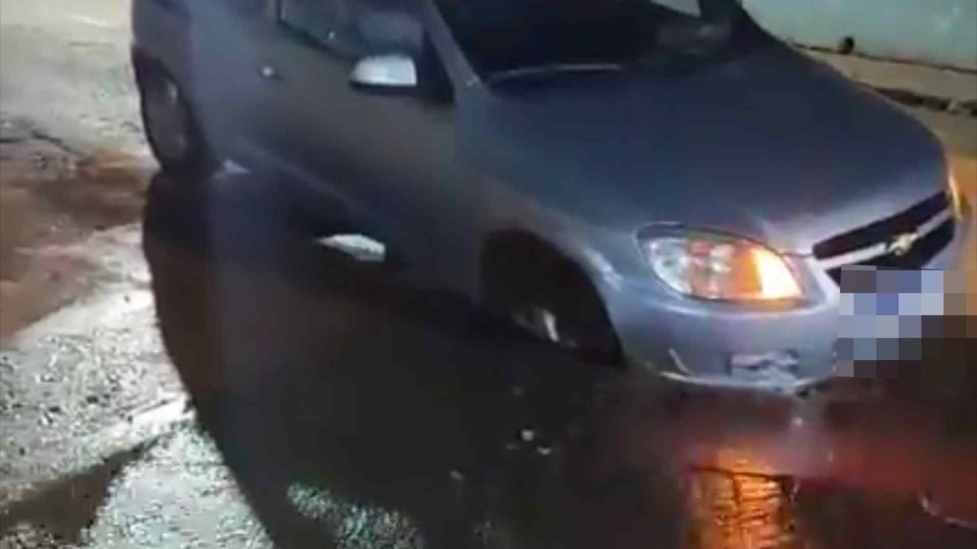 Carro cai em cratera após vazamento de água na Vila Bom Jesus em Itapeva/SP