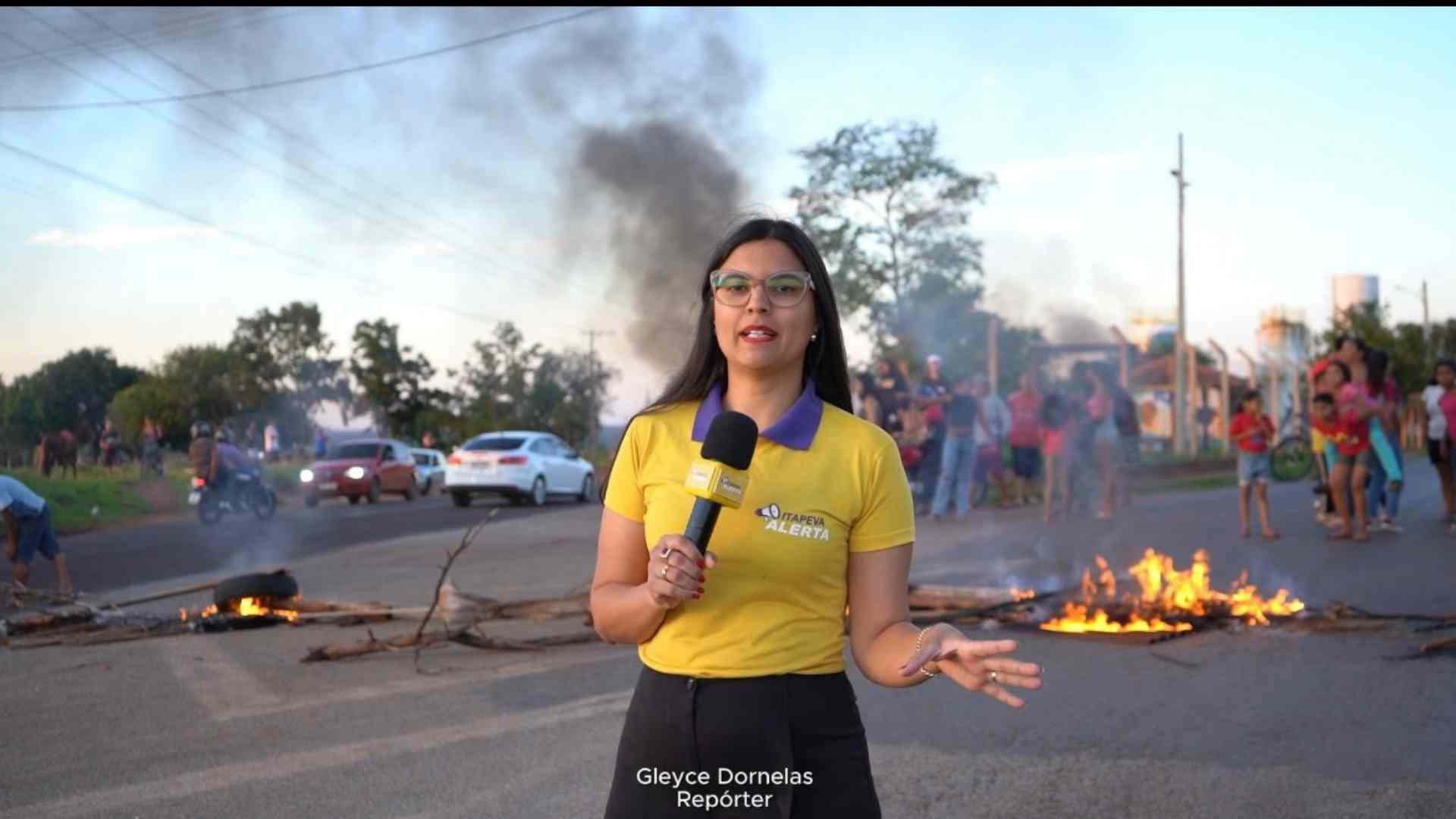 PROTESTO E FALTA DE ÁGUA: MORADORES BLOQUEIAM VIA NA ENTRADA DA VILA SANTA MARIA EM ITAPEVA