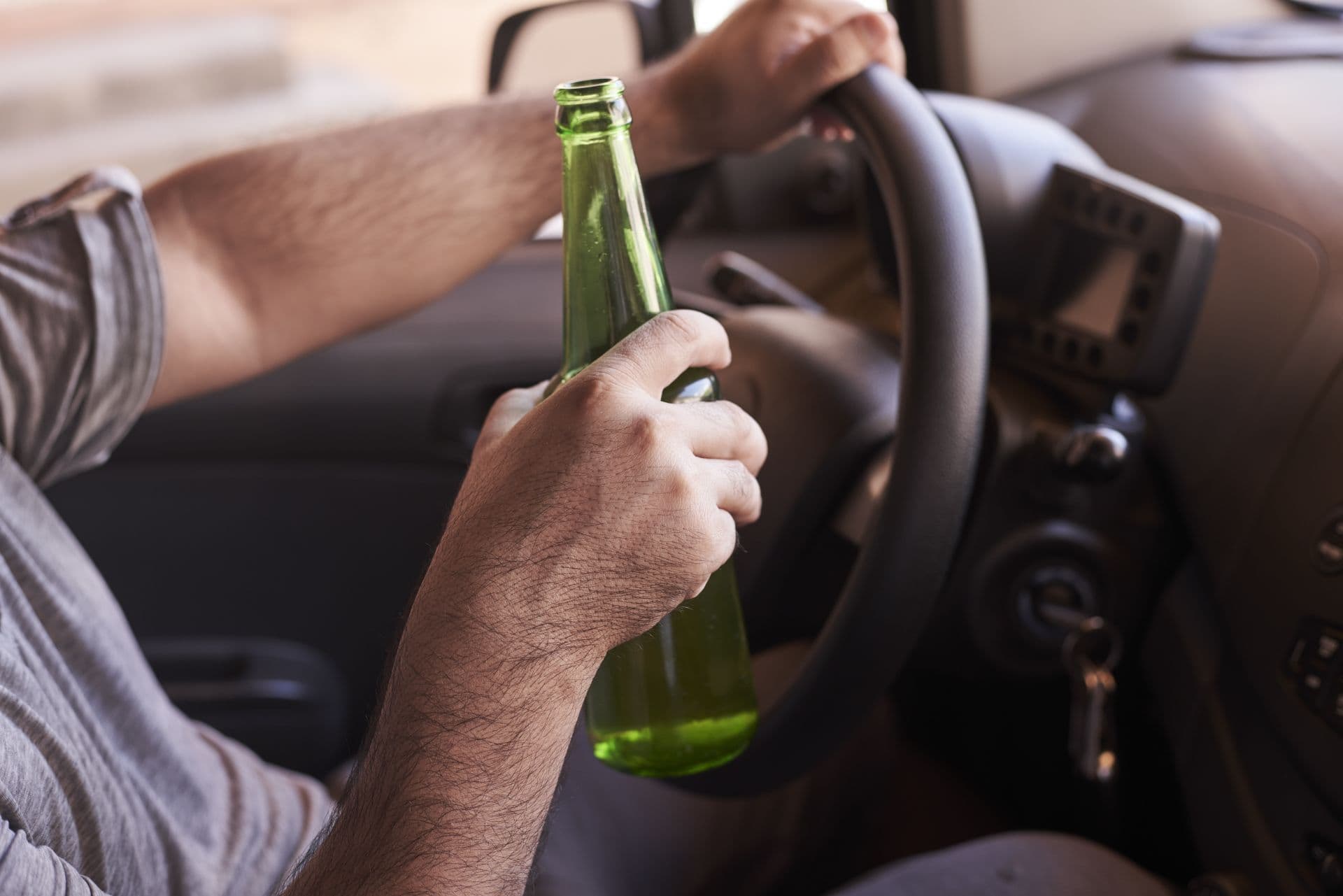 Motorista é preso por embriaguez ao volante após colisão em estacionamento