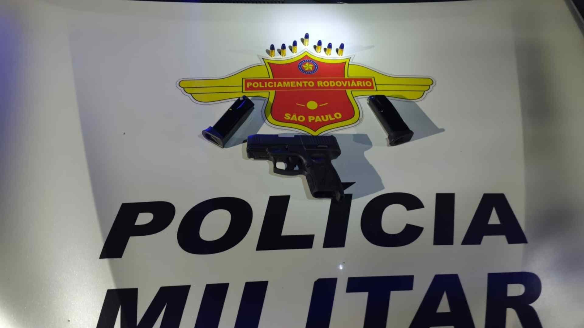 Policiamento Rodoviário prende motorista por porte ilegal de arma e recaptura foragido da Justiça em Itapeva