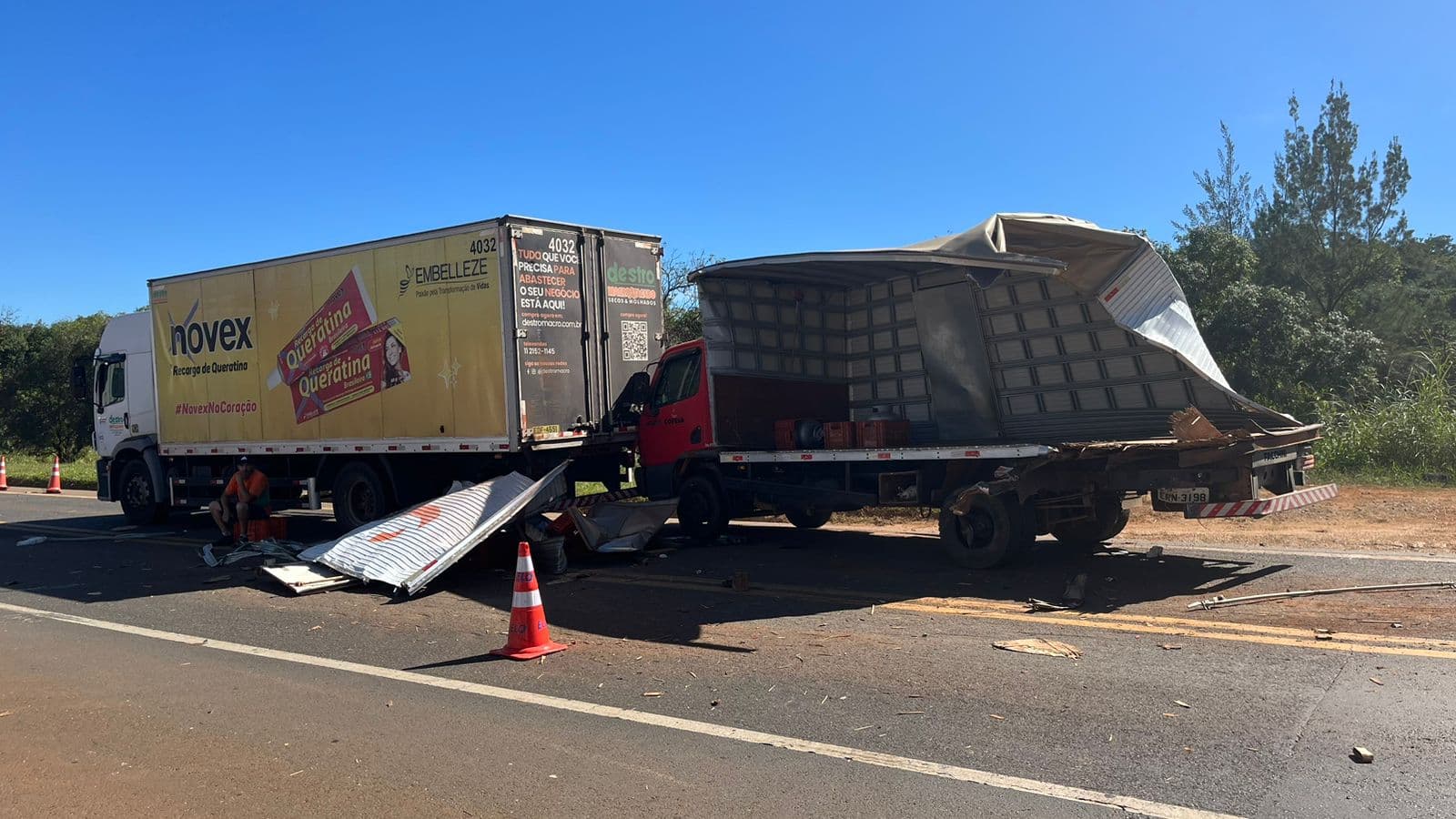 Acidente envolvendo 3 caminhões e 1 carro na rodovia Francisco Alves Negrão KM 280 próximo ao posto da polícia rodoviária