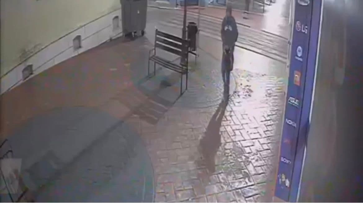 Homem utiliza vandalismo como estratégia para tentar furtar loja no centro de Itapeva/SP
