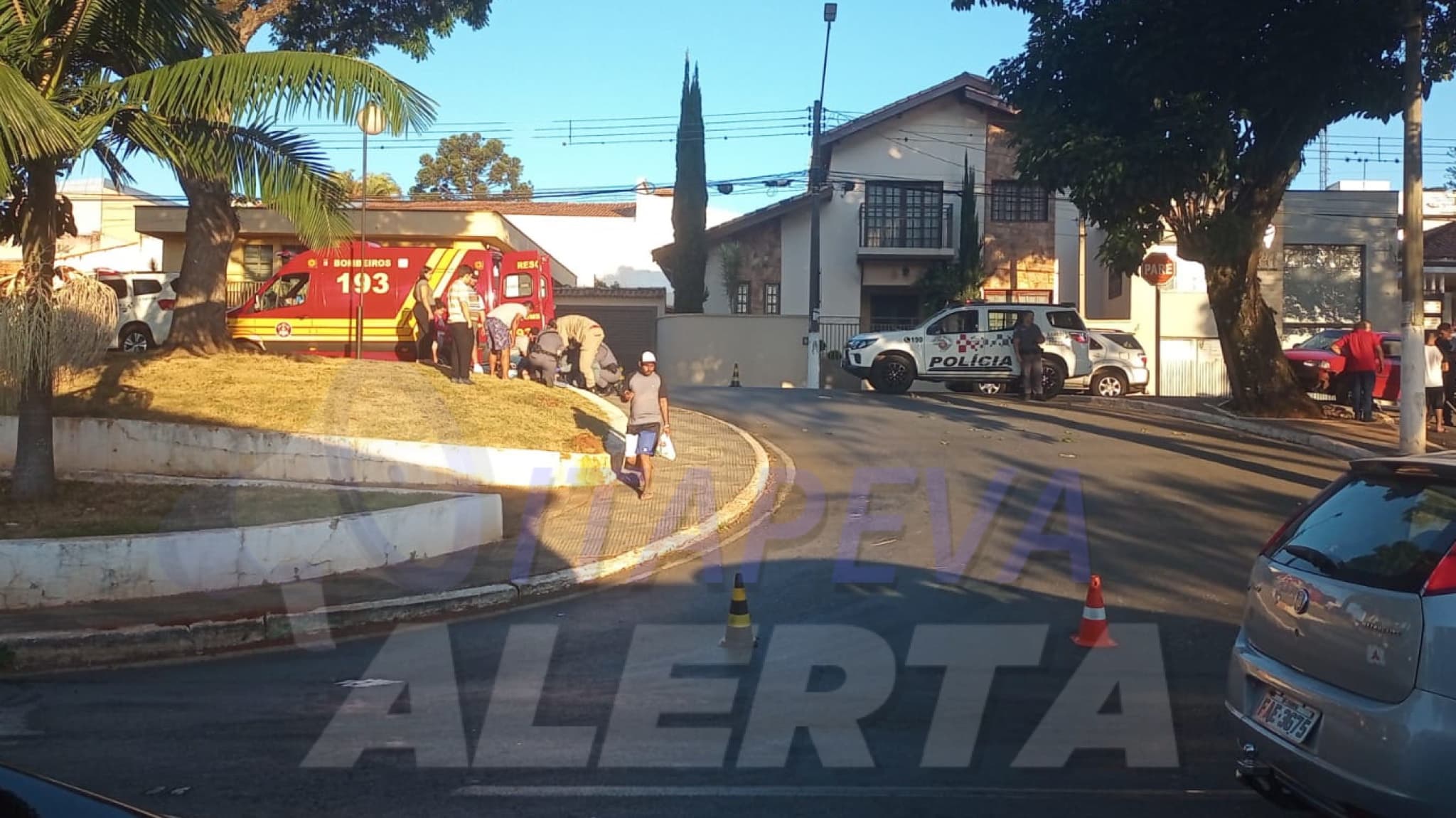 Motociclista sofre fratura exposta em acidente na Praça 20 de Setembro