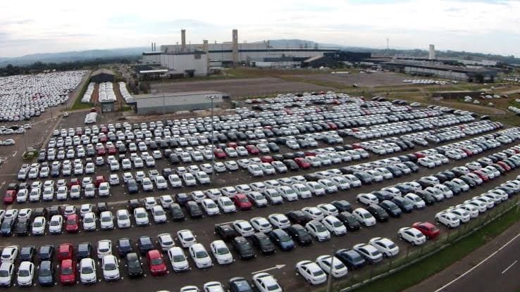 PÁTIOS DA VOLKSWAGEN LOTADOS: FABRICAÇÃO DE CARROS SUSPENSA TEMPORARIAMENTE