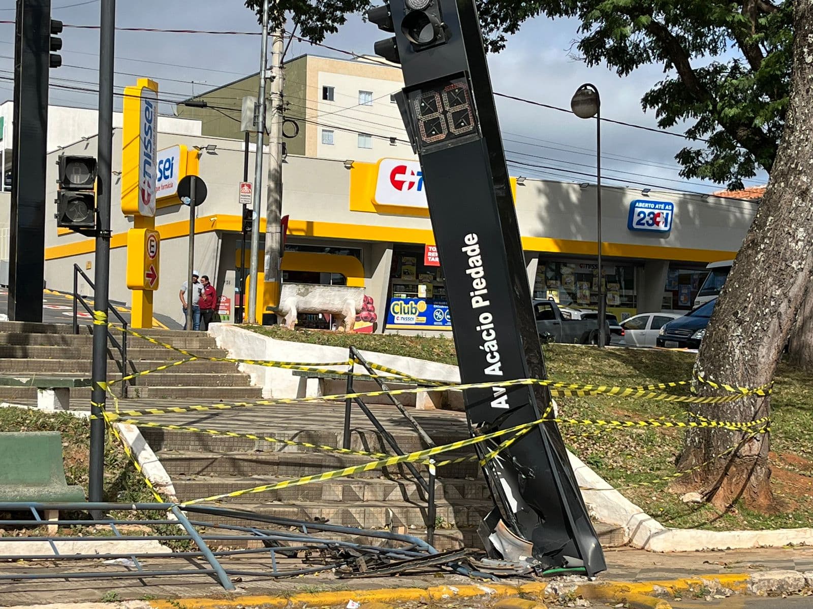 Placa do carro que colidiu com semáforo na Avenida Acácio Piedade ficou caída no local, e veículo é identificado