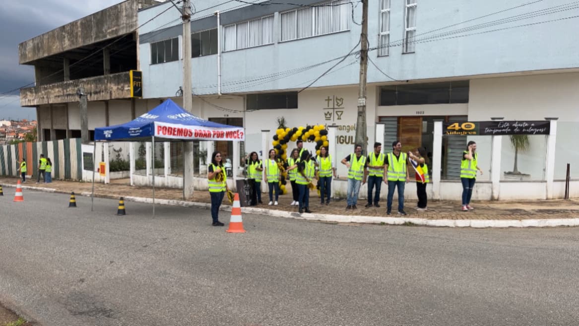 Drive-In de oração emociona a todos que passam no local