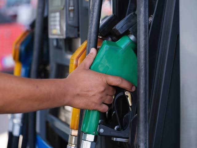 Diesel Aumenta em R$ 0,10 devido à Reintrodução de Impostos Federais