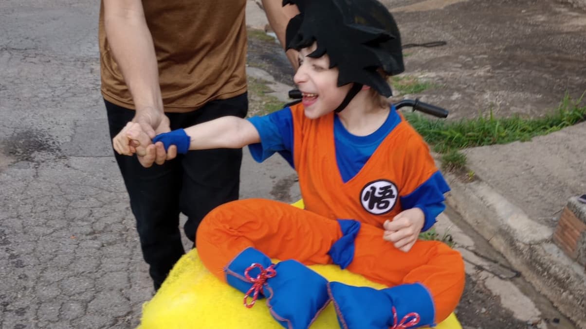 Lorenzo vestido de “Goku” venceu concurso em desfile de pessoas com deficiência em Itapeva/SP