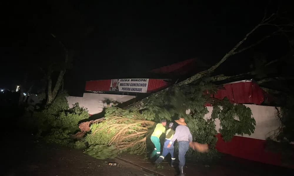 Chuva Forte Causa Danos em Buri: Famílias Desalojadas e Falta de Energia