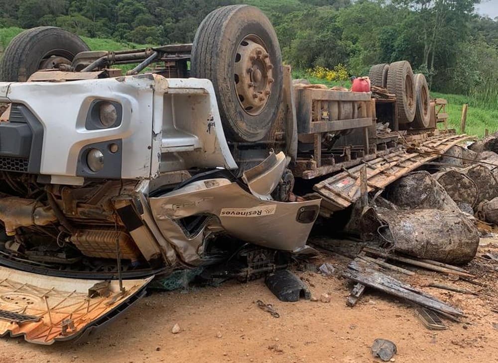 Caminhão capota e motorista é resgatado com ferimentos leves em Capão Bonito