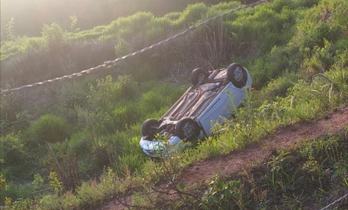 Jovem perde o controle da direção e carro cai em ribanceira