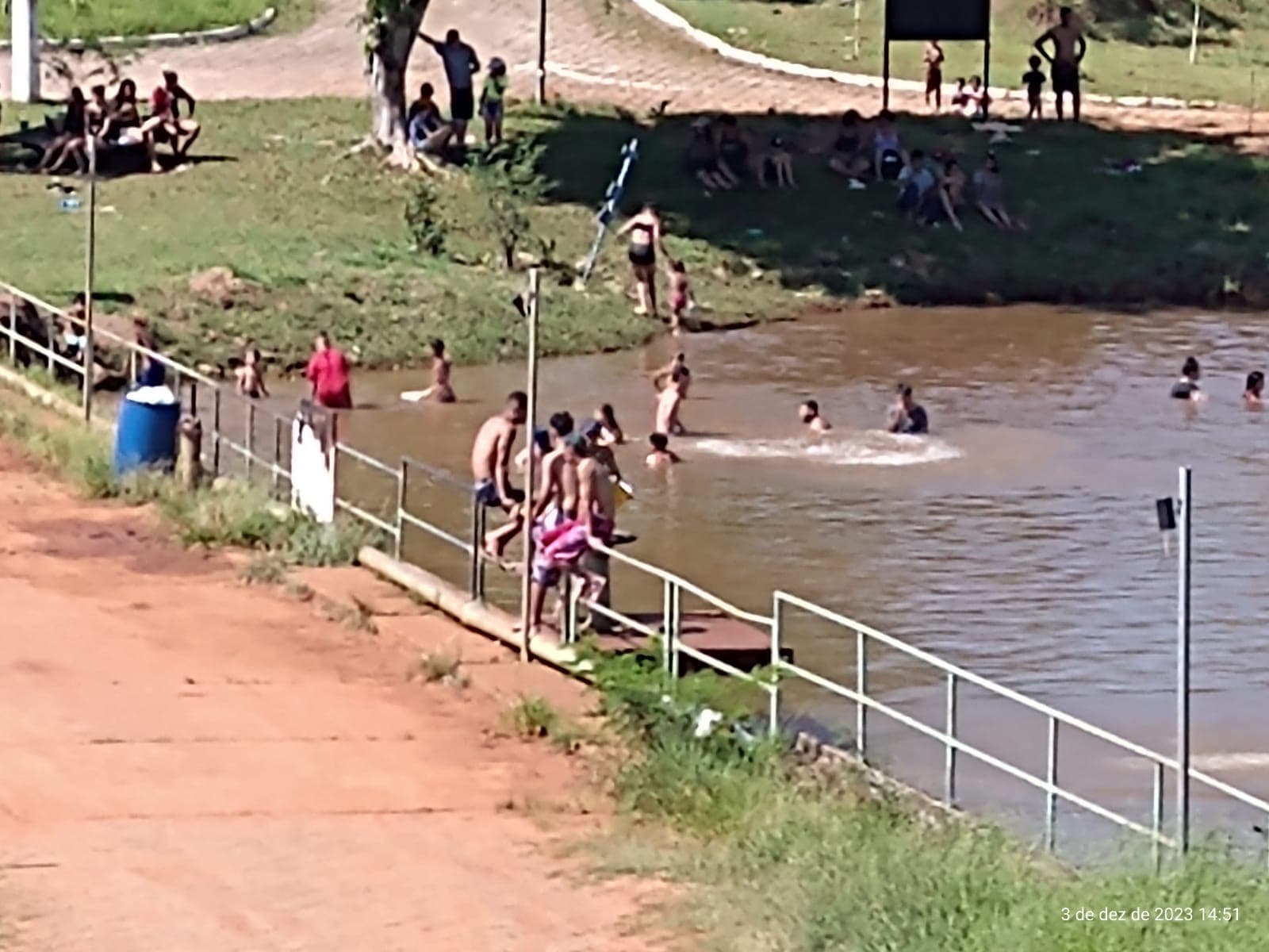 Pilão d’água se tornou piscina em dias quentes!