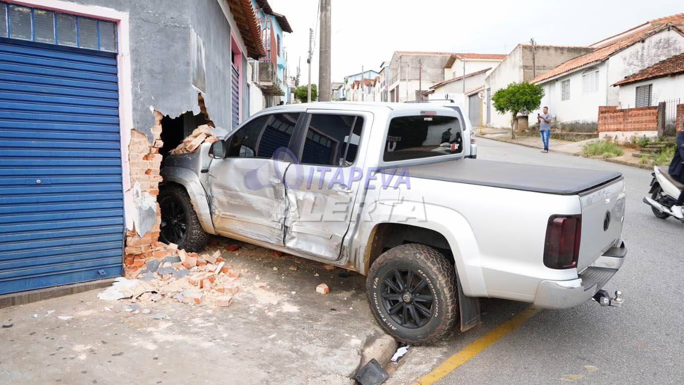 Carro atinge bar após colisão na Vila Nova, Itapeva/SP