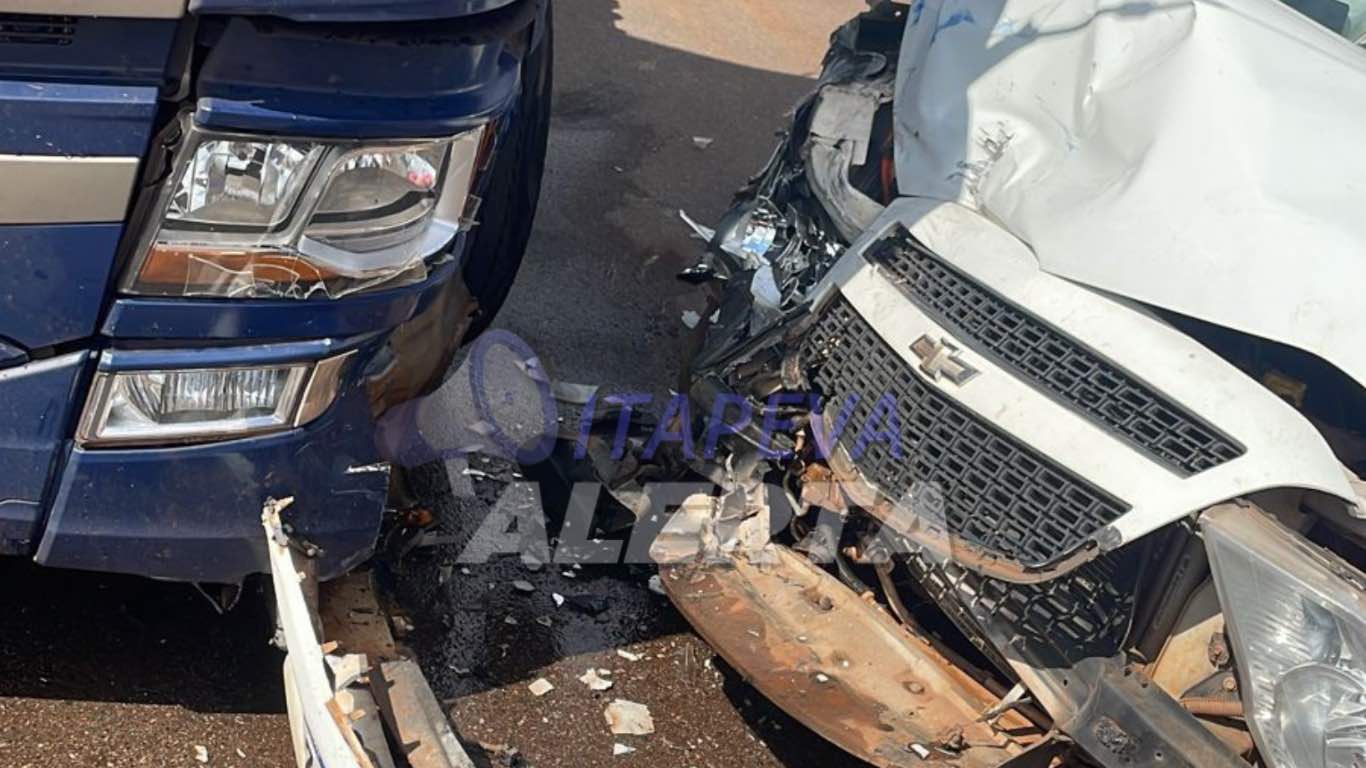 Colisão na Avenida Roberto Gretz, em Itapeva resulta em perda total de veículo