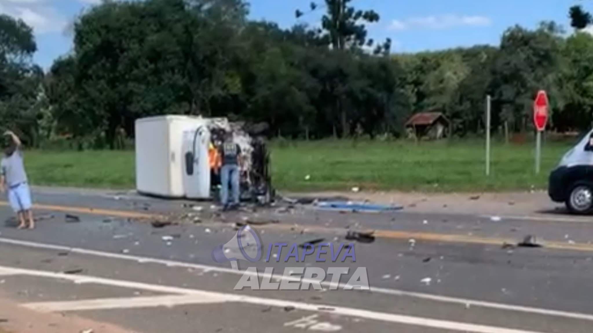 Colisão entre carreta e caminhão em Rodovia de Capão Bonito/SP