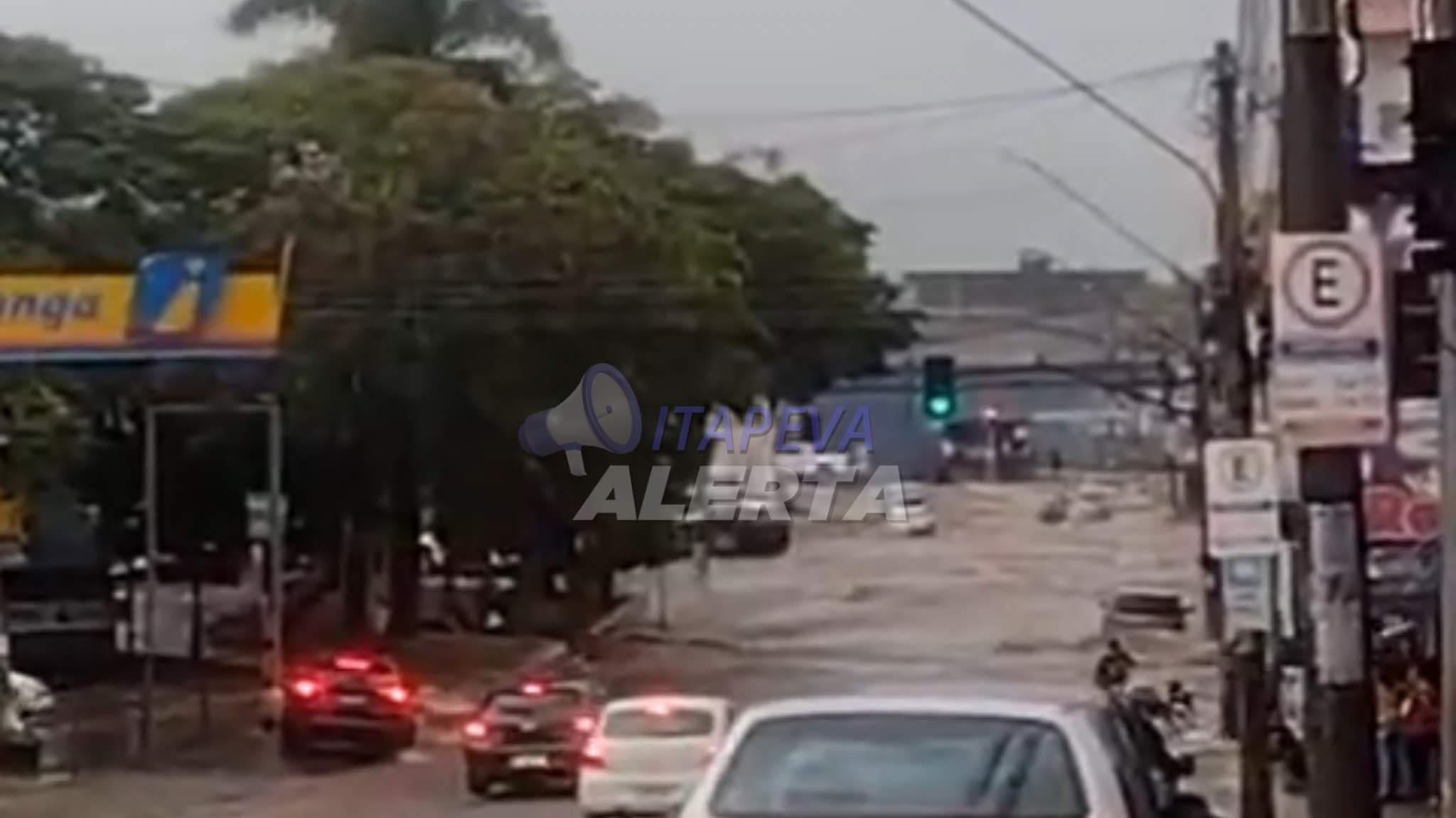 Temporal causa estragos em Itapeva/SP