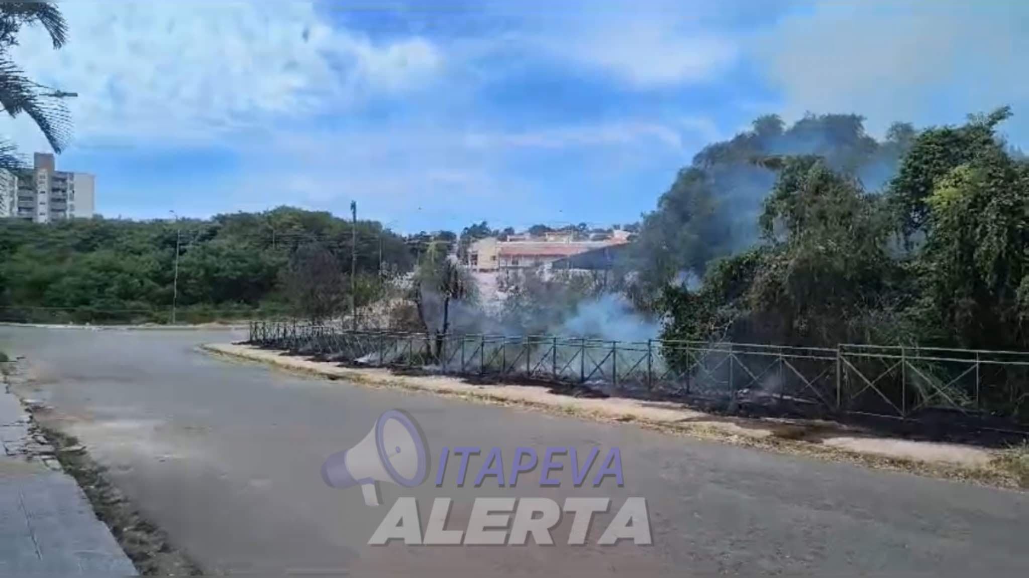 Após roçada mato não é retirado do local e área pública pega fogo em Itapeva/SP