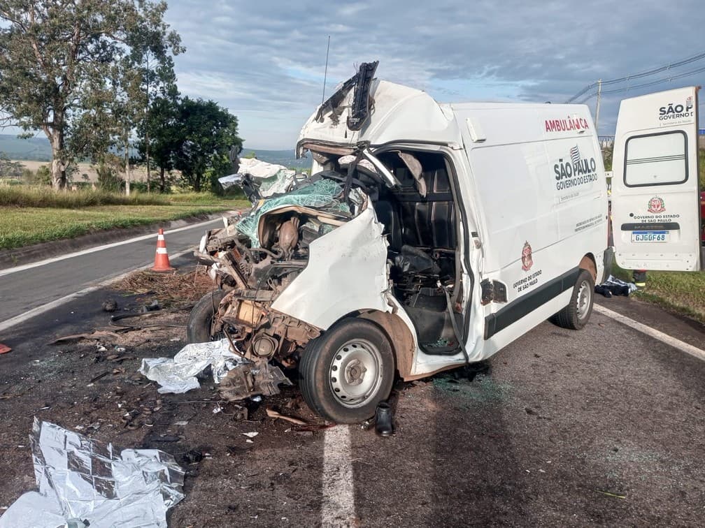 Três pessoas morrem em grave acidente envolvendo ambulância que transportava pacientes e acompanhantes de Itapeva para Sorocaba