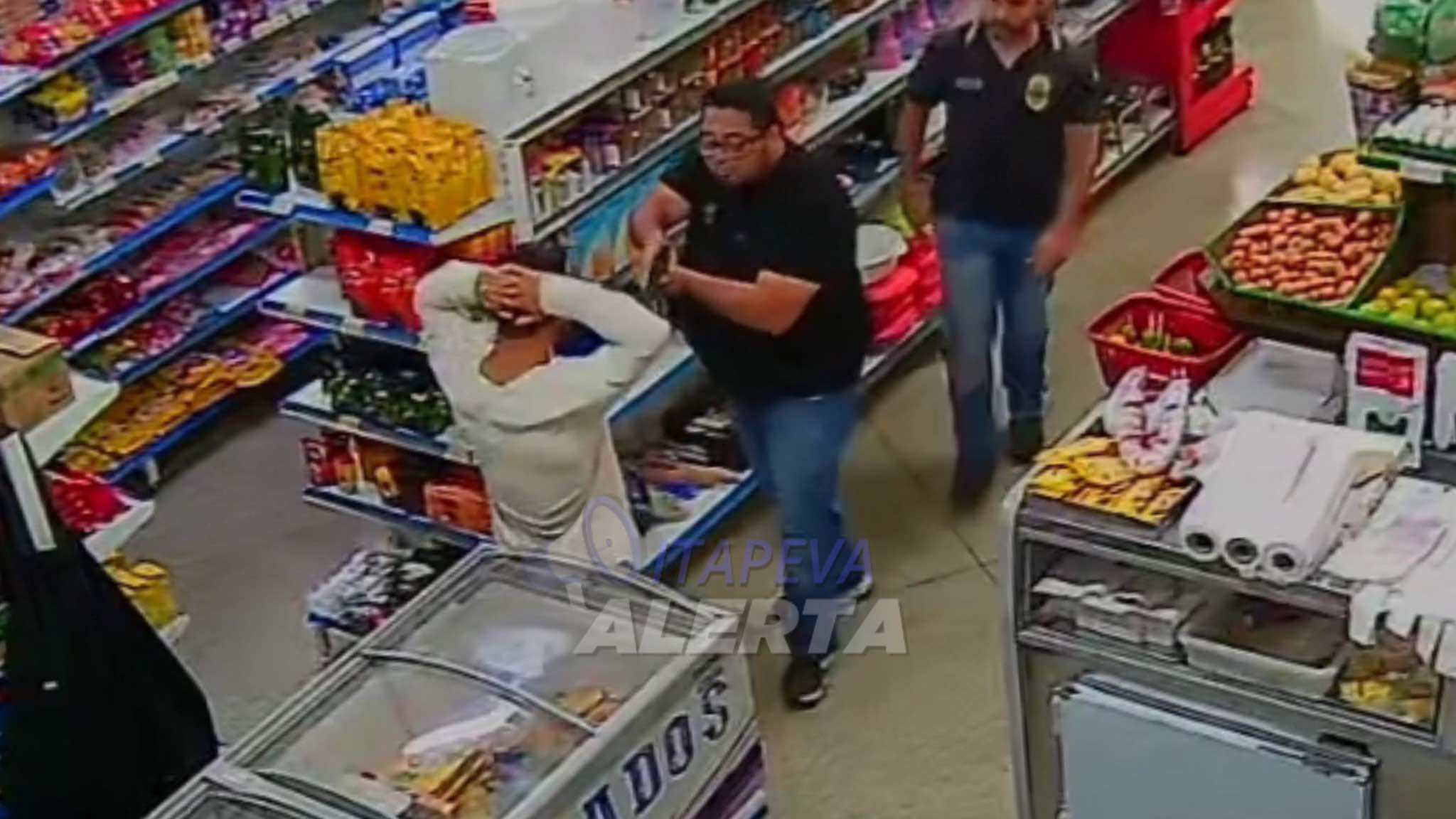 Momento em que homem que amarrava as mãos de mulheres com cadarços e as estuprava foi preso pela Polícia Civil em Itapeva/SP